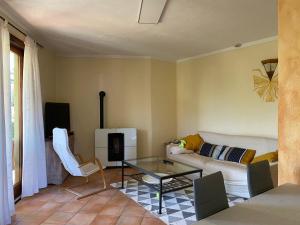 佩斯基耶拉德加达Garda Resort Village的带沙发和玻璃桌的客厅