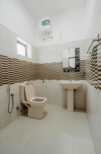 拜蒂克洛Sri Construction Circuit Bungalow的一间带卫生间和水槽的浴室