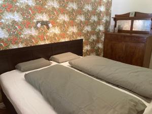 拉达Härlig Heden Vakantie Appartement的卧室内的两张床,配有圣诞壁纸