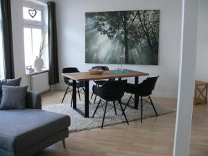 什未林Stilvolle Ferienwohnungen im Zentrum von Schwerin的客厅配有木桌和椅子