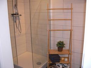 什未林Stilvolle Ferienwohnungen im Zentrum von Schwerin的浴室设有木制架子和淋浴