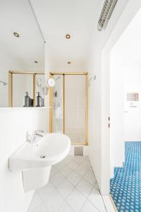 维也纳Self-Check-In Hotel Adlon的白色的浴室设有水槽和淋浴。
