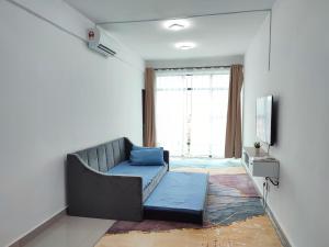 话毛生Homestay Studio Apartment Bentara Suite, Kompleks Mutiara Gua Musang的带沙发和电视的客厅