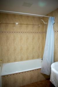拉利内阿-德拉康塞普西翁奥雷乌斯巴伊亚苏尔旅游公寓的带浴缸和盥洗盆的浴室