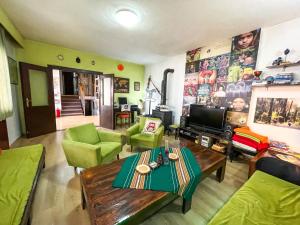 斯科普里斯科普里旅舍的客厅配有绿色家具和电视