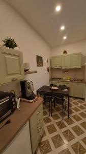 Al Geranio accomodation的厨房或小厨房