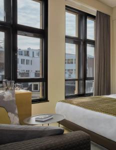 阿姆斯特丹阿姆斯特丹W酒店的酒店客房带床、沙发和窗户