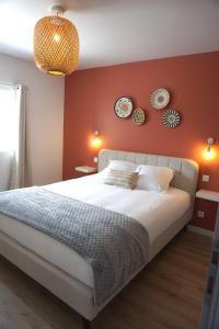 圣艾尼昂Riva Home的一间卧室配有一张带橙色墙壁的大床