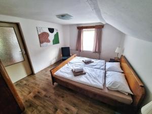 PerštejnDomek č. 3的一间卧室设有一张大床,铺有木地板