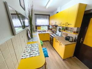 斯科普里斯科普里旅舍的黄色的厨房,配有黄色橱柜和柜台