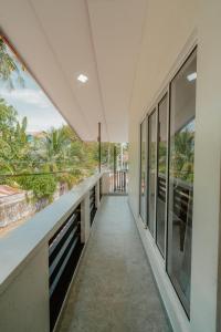 拜蒂克洛Sri Construction Circuit Bungalow的一条空的走廊,有窗户和走廊