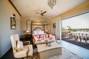 BeraWelcomHeritage Cheetahgarh Resort & Spa的一间卧室设有一张床和一个阳台