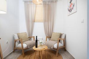 梅杜林Apartments and rooms Jakić的客厅配有两把椅子和一张桌子