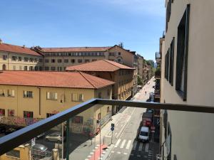 都灵Casa di Max by Holiday World的阳台享有城市街道的景致。