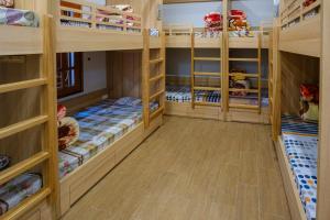 巴位巴维家园旅馆的儿童间 - 带双层床和木地板