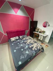 关丹Homestay Mak Abah的一间卧室配有一张床和粉红色的墙壁