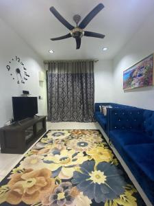 关丹Homestay Mak Abah的客厅配有蓝色的沙发和吊扇