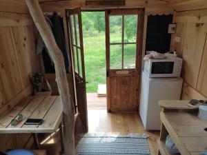 Naujac-sur-Merzenzela surf house的小厨房配有冰箱和微波炉。