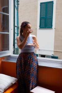 热那亚热那亚玛内纳旅馆的窗前吃食物的女人