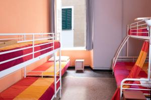 热那亚热那亚玛内纳旅馆的客房设有两张双层床和一扇窗户。