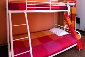 热那亚热那亚玛内纳旅馆的双层床,带梯子和多彩的毯子