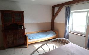 LeśnoŚródziemie Lorien的一间卧室配有一张床、一个梳妆台和一扇窗户。