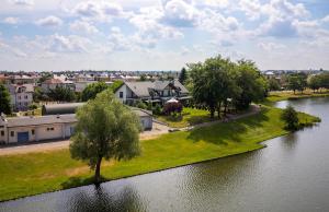 苏瓦乌基Apartamenty nad Zalewem ARKADIA w Suwałkach的河流旁城镇的空中景观