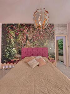 阿基欧斯尼古拉斯Ruby Apartment的一间卧室设有一张大床和鲜花墙