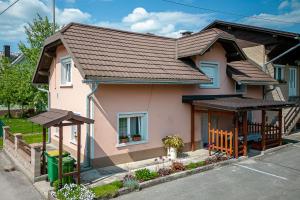 诺瓦沃什Pool House Mržek Family Friendly - Happy Rentals的一间棕色屋顶的粉红色小房子