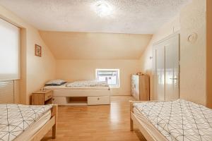 诺瓦沃什Pool House Mržek Family Friendly - Happy Rentals的一间卧室设有两张床和窗户。