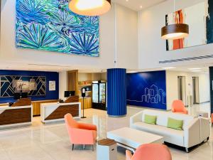 瓜达拉哈拉Holiday Inn Express - Guadalajara Vallarta Poniente, an IHG Hotel的大堂配有沙发和桌椅