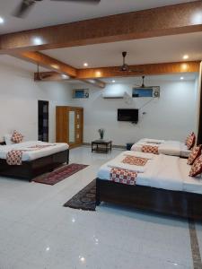 瑞诗凯诗Panambi Tapovan Resort的客房设有两张床和一台平面电视。
