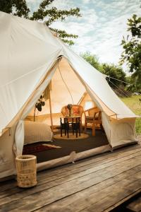 Glamping Hive的帐篷在甲板上配有桌椅