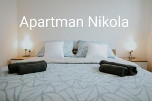 戈斯皮奇Apartman Nikola的一张大床,上面有两个枕头