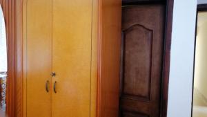 杜姆亚特阿尔加迪达赫1bd women的一个带木门和橱柜的衣柜