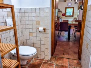 博维茨Jakob Cabin的一间带卫生间的浴室和一间用餐室