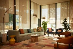 日内瓦Adina Apartment Hotel Geneva的客厅配有沙发和桌子