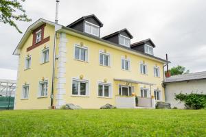 JormannsdorfLions Apartments - Erholung und Vergnügen in Bad Tatzmannsdorf的黑色屋顶的黄色房子