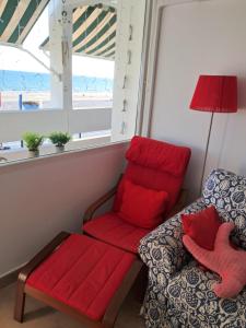 马塔拉斯卡尼亚斯Apartamento 108 Hotel Flamero的客厅配有椅子和红色沙发