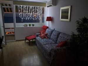 马塔拉斯卡尼亚斯Apartamento 108 Hotel Flamero的客厅配有沙发和带灯的窗户。