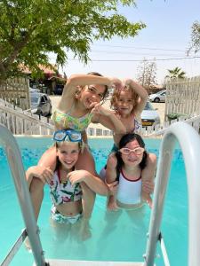 阿拉德Desert Sunrise Arad的游泳池里的女人和三个女孩