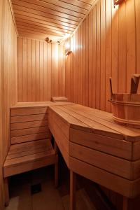 里加Stabu Sēta Residence的木制桑拿房,配有长凳和桶
