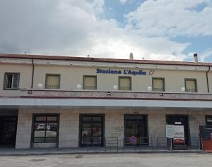拉奎拉Hotel Porta Rivera Plesso Stazione的上面有标志的建筑
