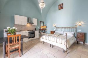 拉卡莱Luxury Courtyard的厨房以及带1张床和1张桌子的卧室