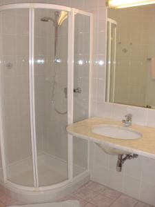 巴德小基希海姆戈特劳德宾馆的带淋浴和盥洗盆的浴室