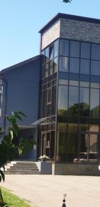陶拉格Viešbutis Banga的一座大型蓝色建筑,设有玻璃窗