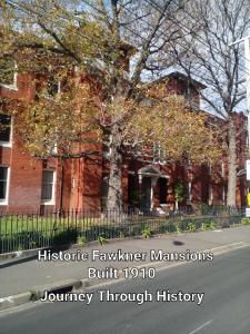 墨尔本Fawkner Mansions Heritage Hotel的前面有棵树的红砖建筑