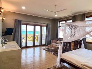 江比阿Aquamarina Hotel & Villas的一间卧室配有一张床,浴室设有阳台