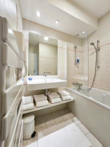富热尔Bel appartement, bien équipé et confortable dans le centre historique的浴室配有盥洗盆和浴缸。