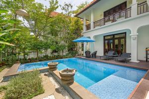 岘港Luxury Danatrip Villas的一座房子后院的游泳池